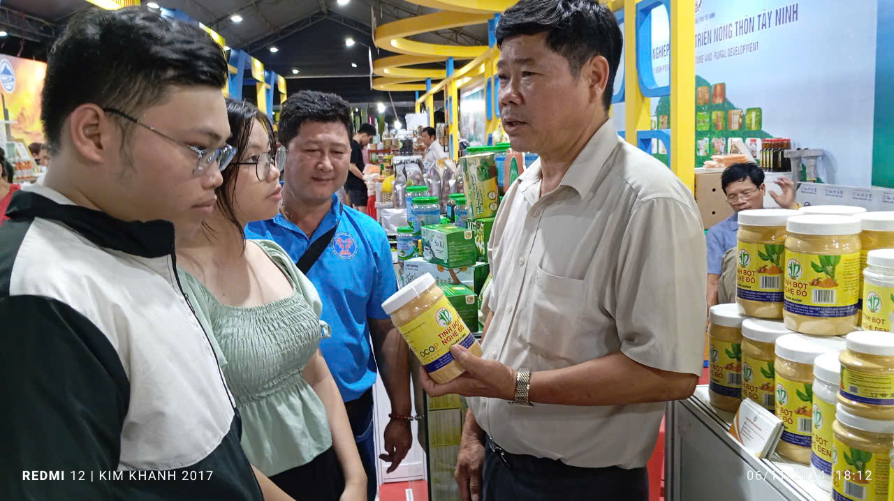 Khách hàng tham quan gian trưng bày các sản phẩm OCOP, đặc trưng của tỉnh Bà Rịa - Vũng Tàu.