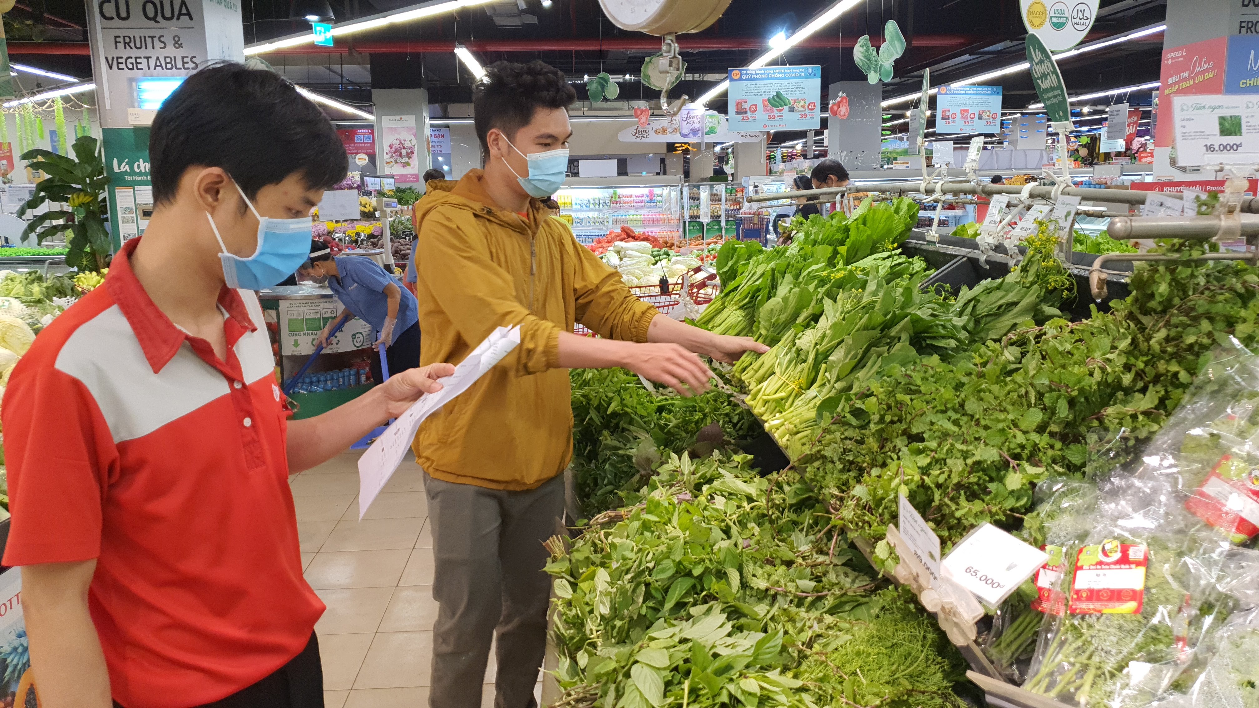 Người dân mua sắm tại siêu thị Lotte Vũng Tàu.