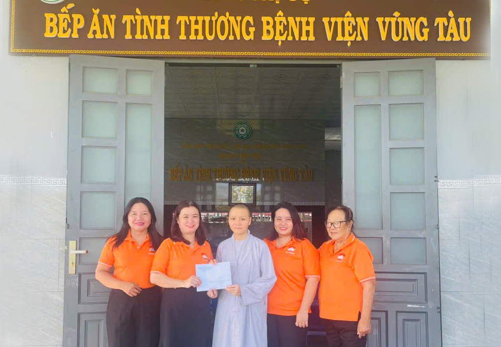 Đại diện UBMTTQ Việt Nam phường 1, TP.Vũng Tàu trao tiền hỗ trợ Bếp ăn tình thương Bệnh viện Vũng Tàu.