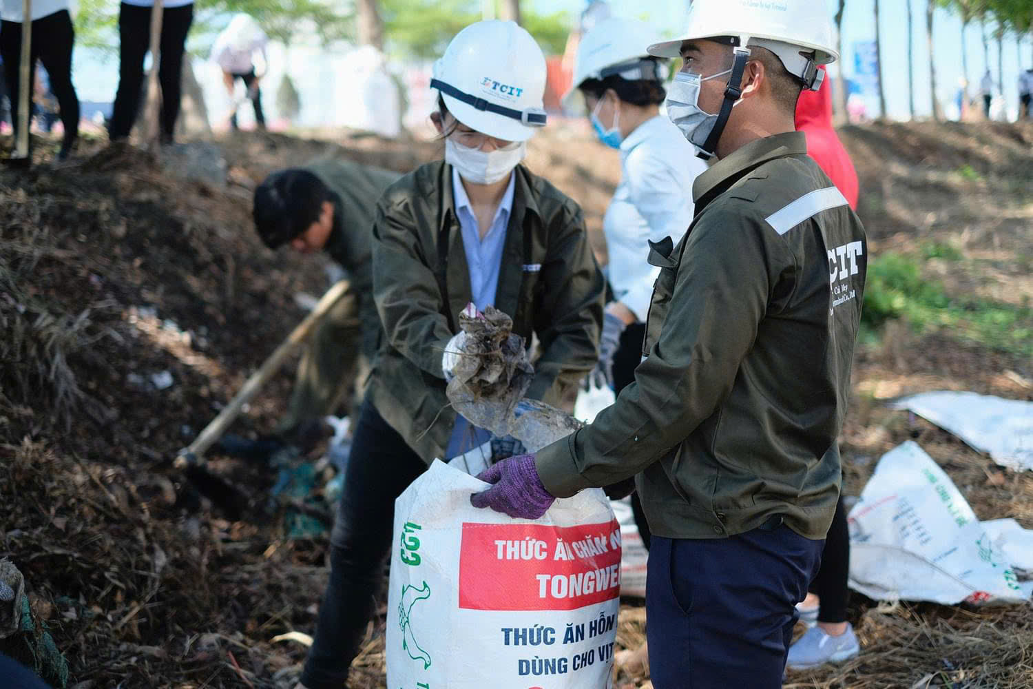 Đoàn viên thanh niên Cảng TCIT dọn vệ sinh, thu gom và phân loại rác thải, cải tạo cảnh quan trong và ngoài khu vực làm việc.