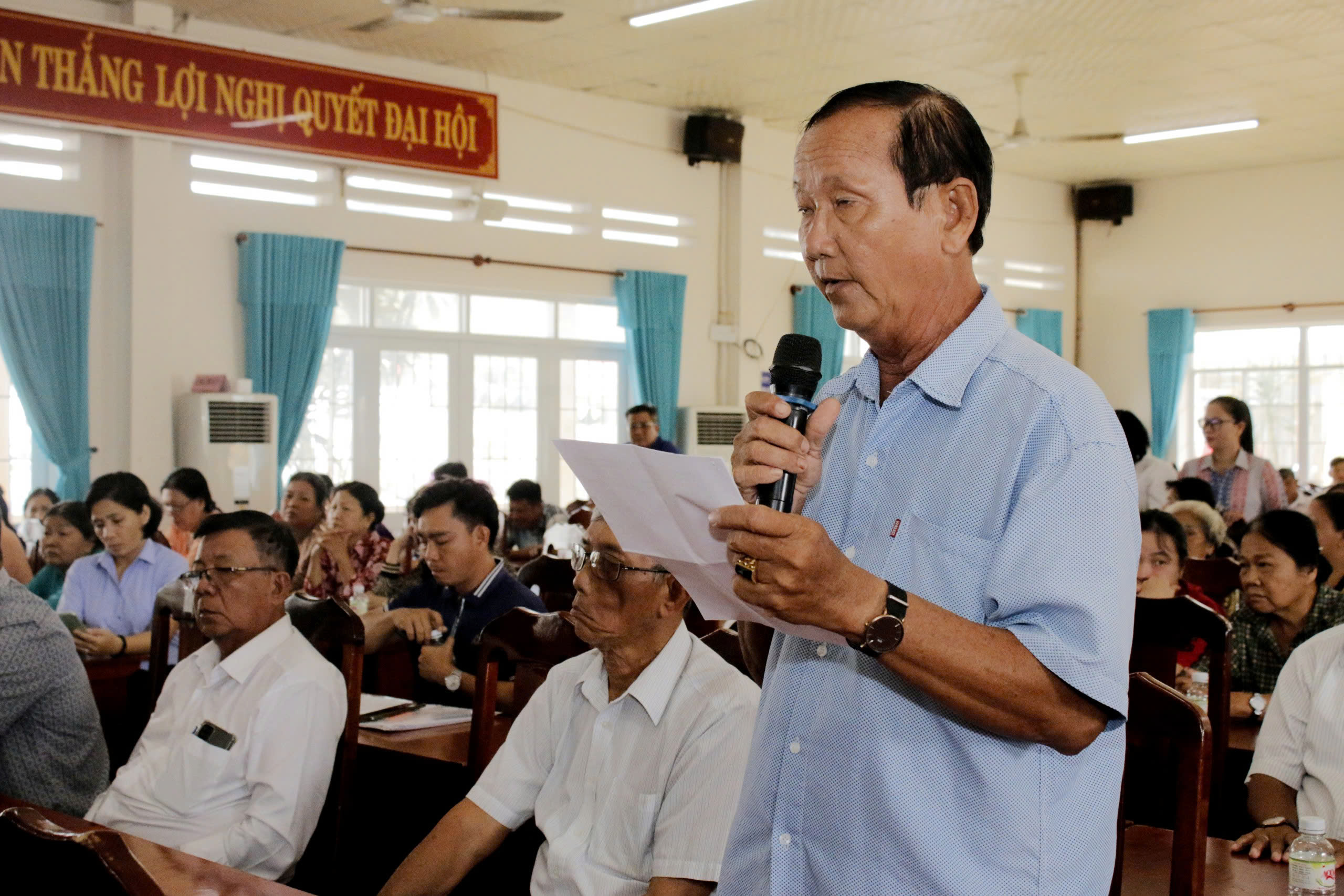 Cử tri Lê Hữu Thế, KP.Hải Sơn, TT. Phước Hải (huyện Đất Đỏ) cho biết, ngư dân Phước Hải gặp khó khăn trong đánh bắt vùng khơi, vùng lộng. Ảnh: ĐÔNG HIẾU