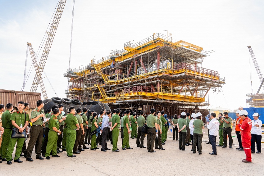 Đoàn tham quan tại cảng Dầu khí Vietsovpetro.