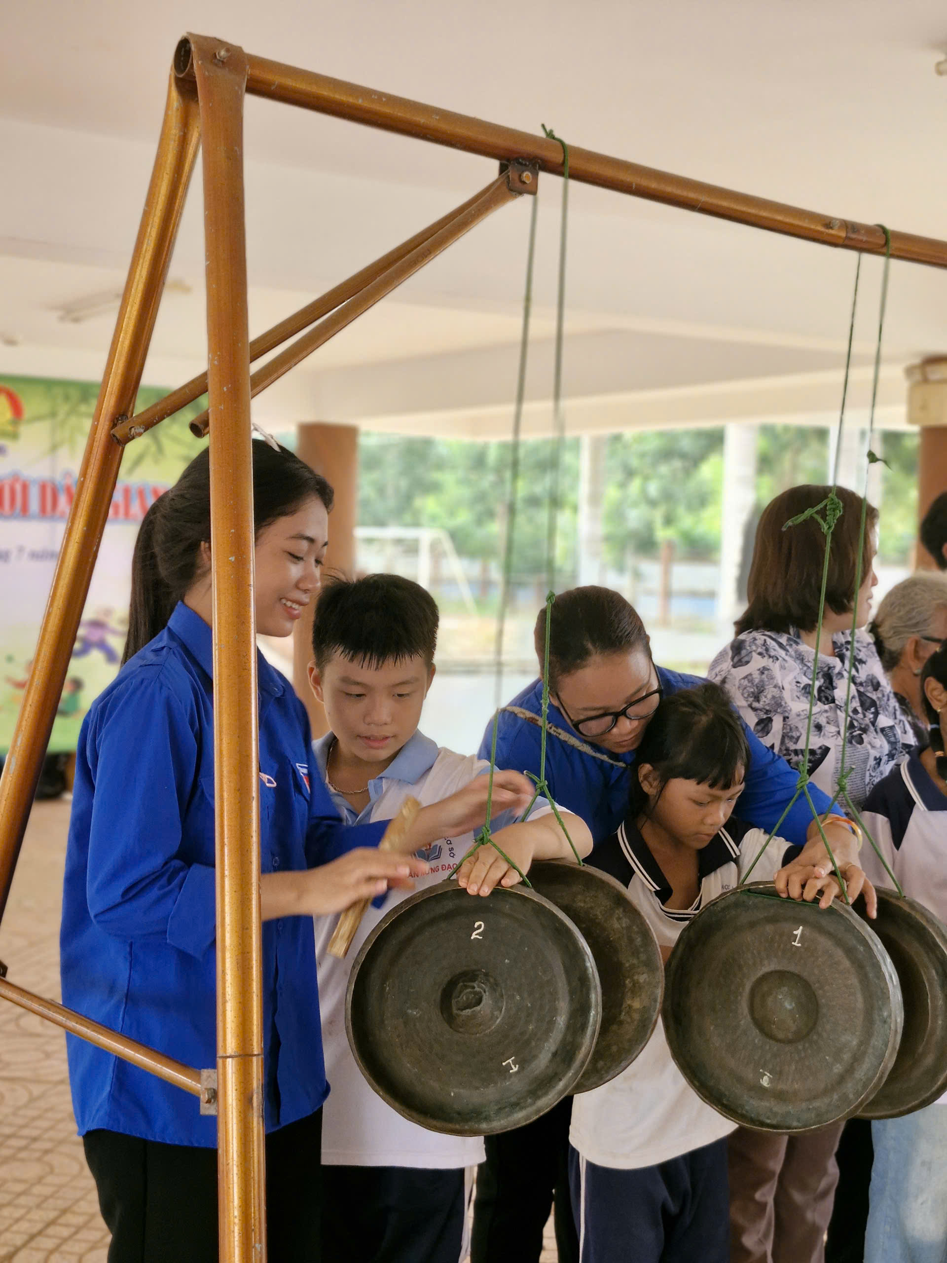 Thanh, thiếu niên xã Bàu Chinh học đánh nhạc cụ truyền thống trong buổi sinh hoạt của CLB nhạc cụ truyền thống đồng bào dân tộc Châu Ro.