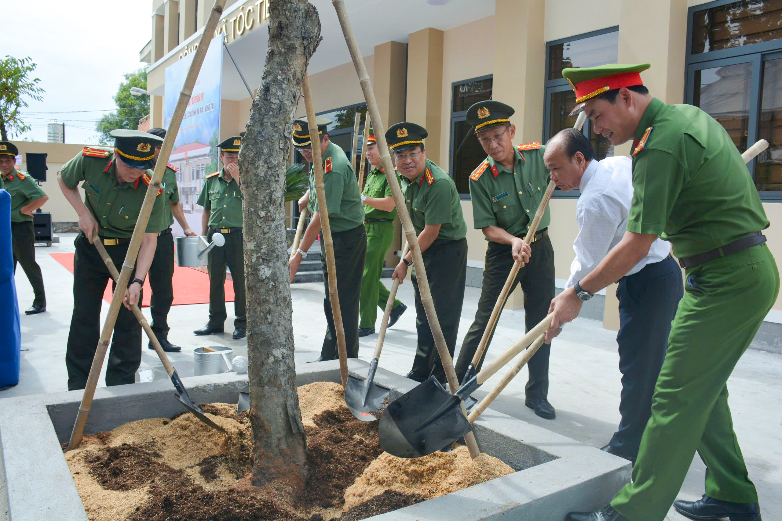 Các đại biểu tham gia trồng cây tại lễ khánh thành.