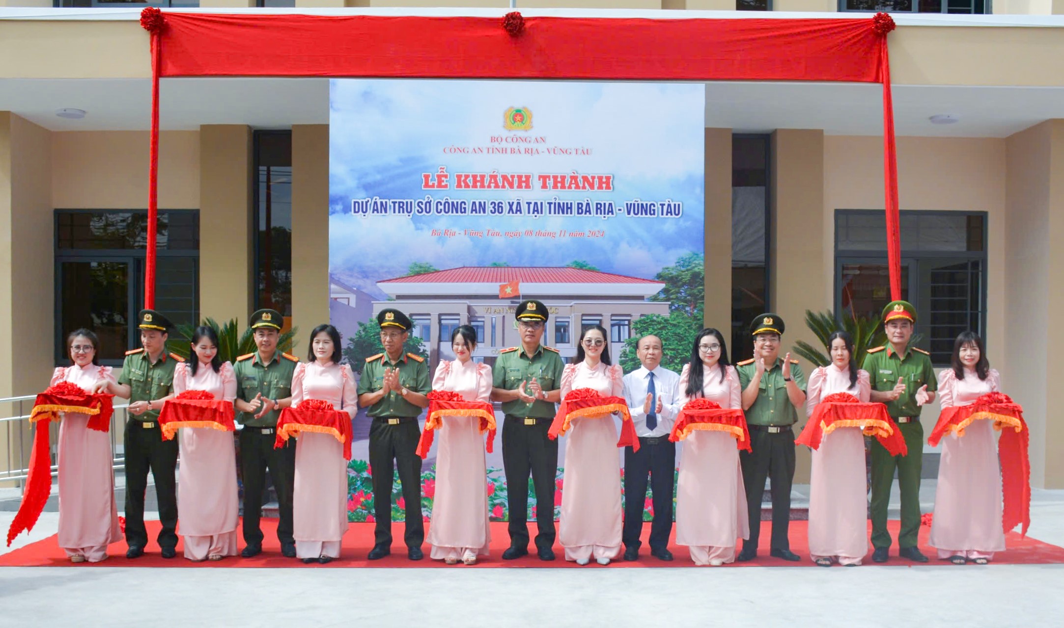 Lãnh đạo Bộ Công an cùng Ban giám đốc Công an tỉnh tham dự cắt băng khánh thành công trình trụ sở công an 36 xã trên địa bàn tỉnh.