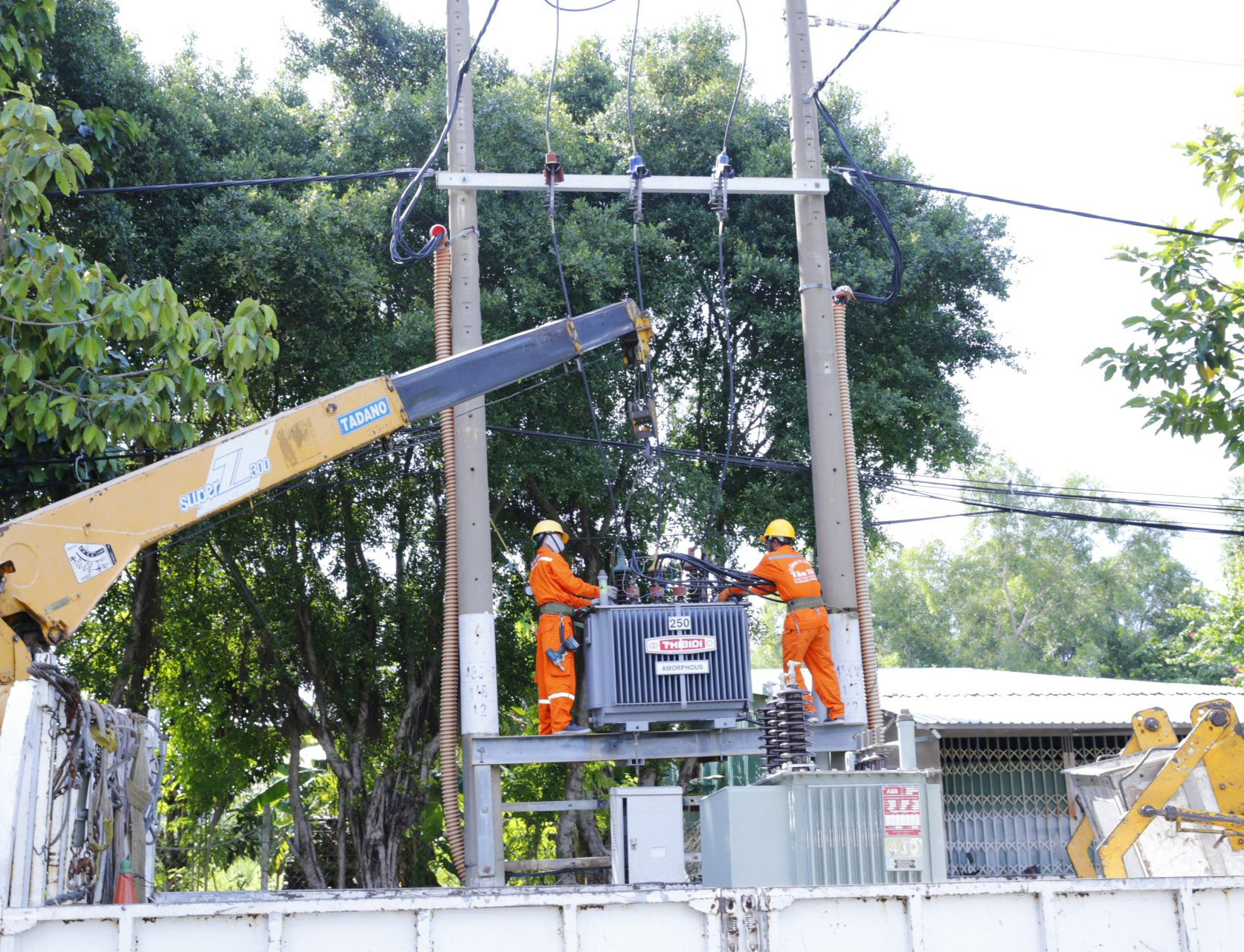 Việc tính giá điện 2 thành phần góp phần khuyến khích khách hàng sử dụng điện có hiệu quả, nâng cao hiệu số phụ tải, tiết kiệm lượng điện tiêu thụ.