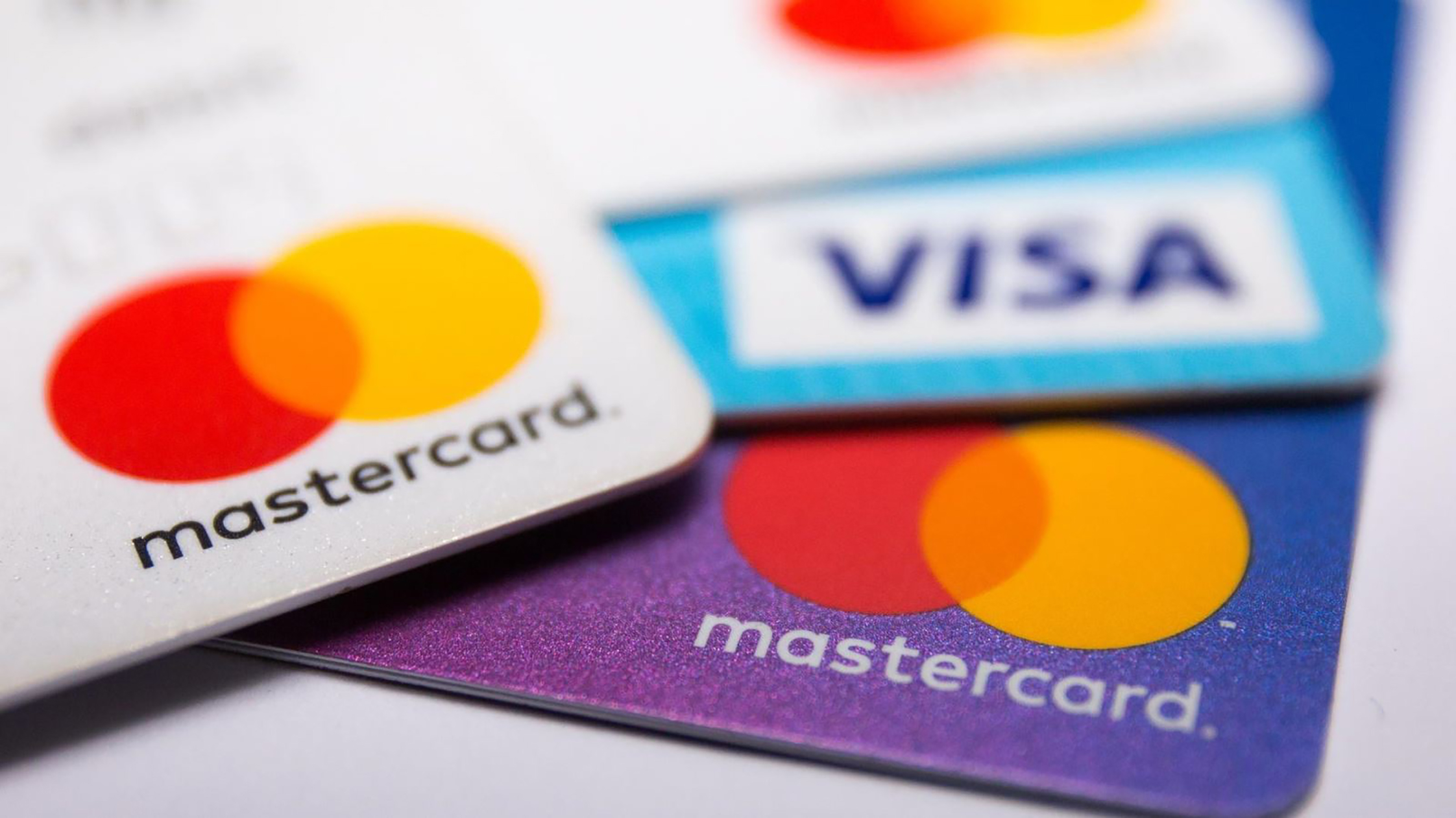 Visa và Mastercard là 2 công ty dịch vụ tài chính hàng đầu trong thị trường thẻ thanh toán.