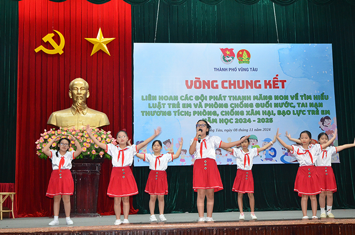 Học sinh Trường TH Nguyễn Viết Xuân thể hiện tiết mục “Chúng em cũng có quyền”.