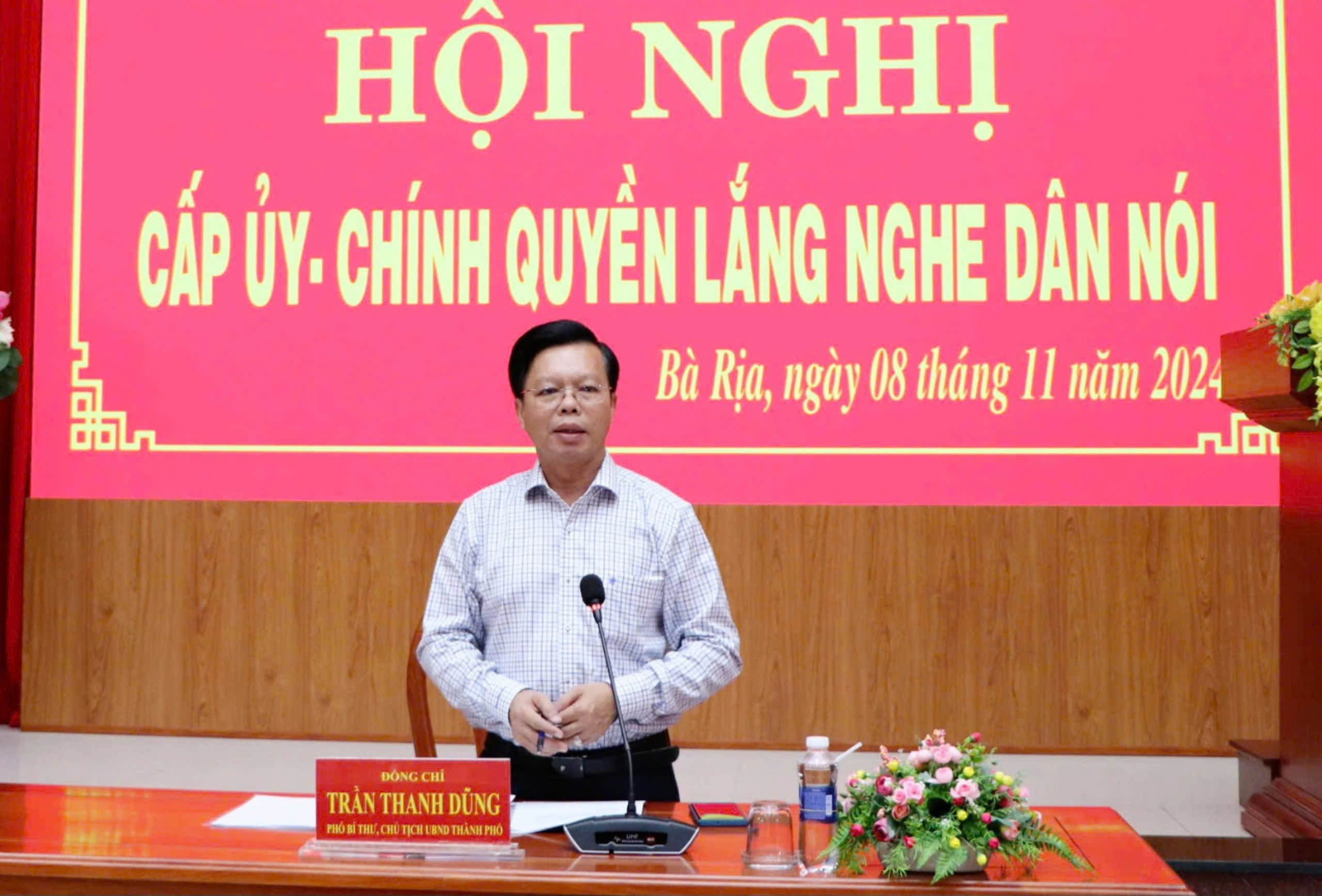 Ông Trần Thanh Dũng, Phó Bí thư, Chủ tịch UBND TP.Bà Rịa trả lời các ý kiến của người dân.