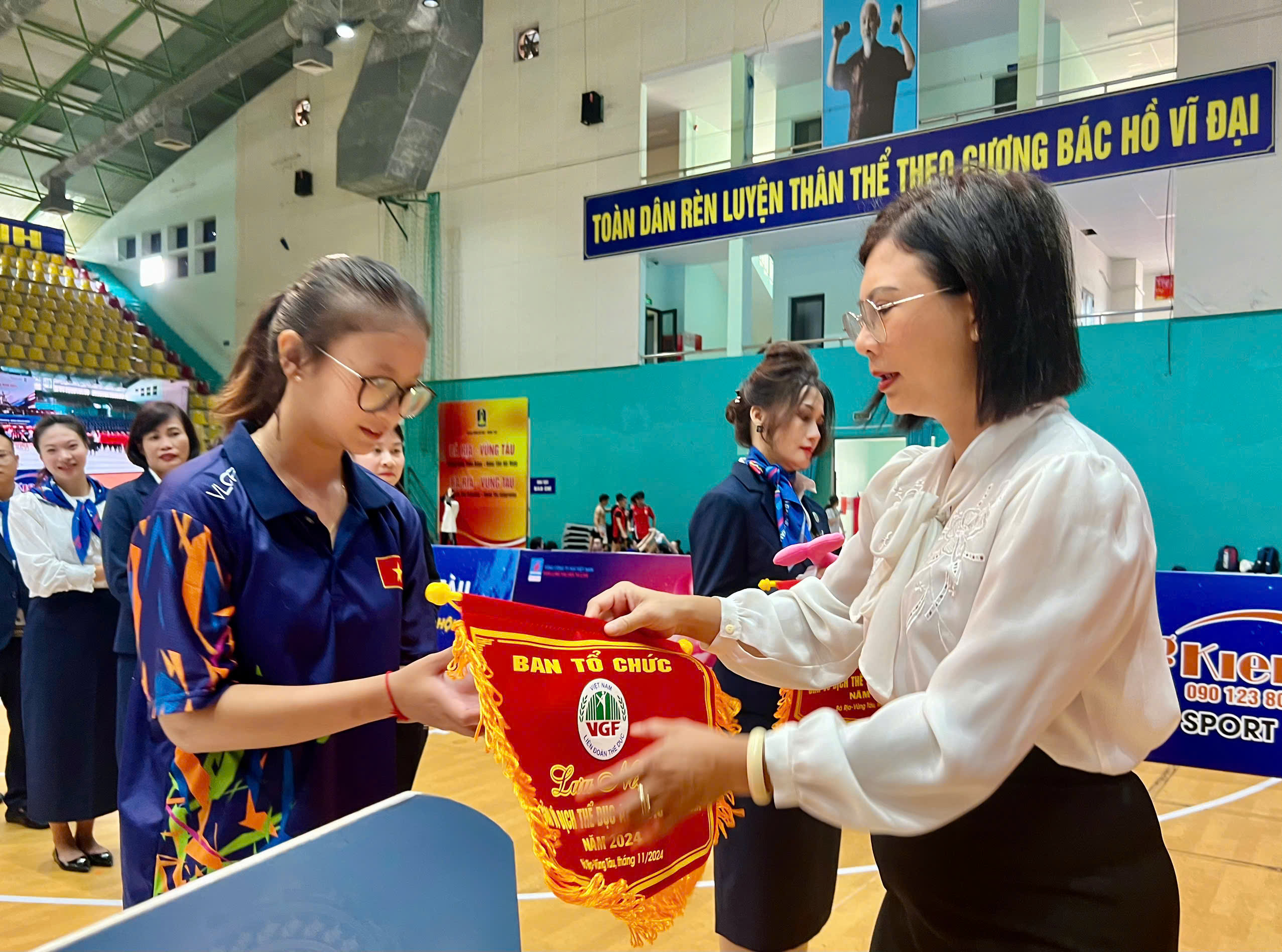 Bà Phan Thùy Linh, Trưởng bộ môn Cục TDTT, Tổng thư ký kiêm phó chủ tịch Liên đoàn Thể dục Việt Nam dự và trao cờ lưu niệm cho các đoàn.