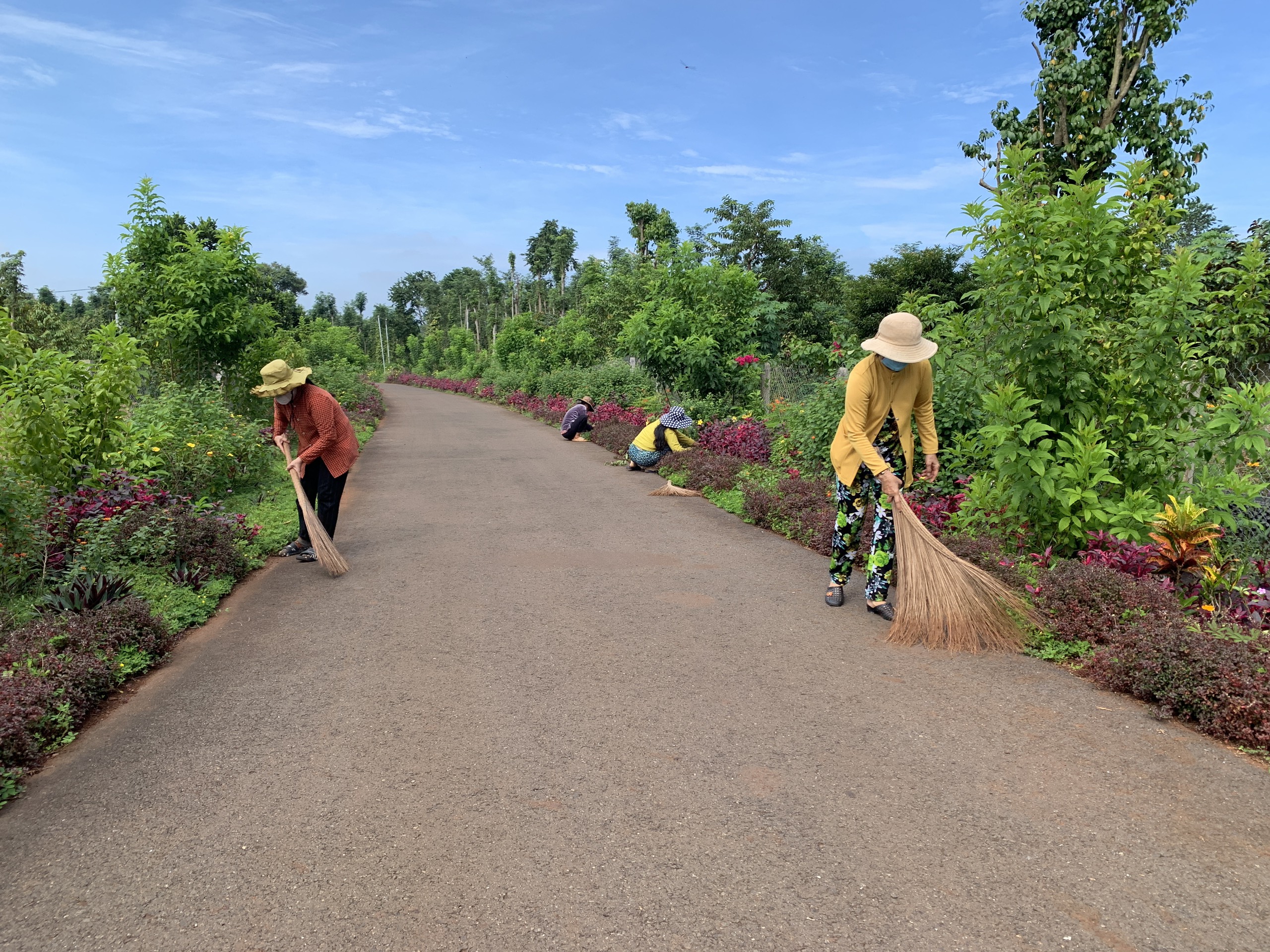 Người dân xã Kim Long vệ sinh đường làng, thôn xóm chào mừng Ngày hội 