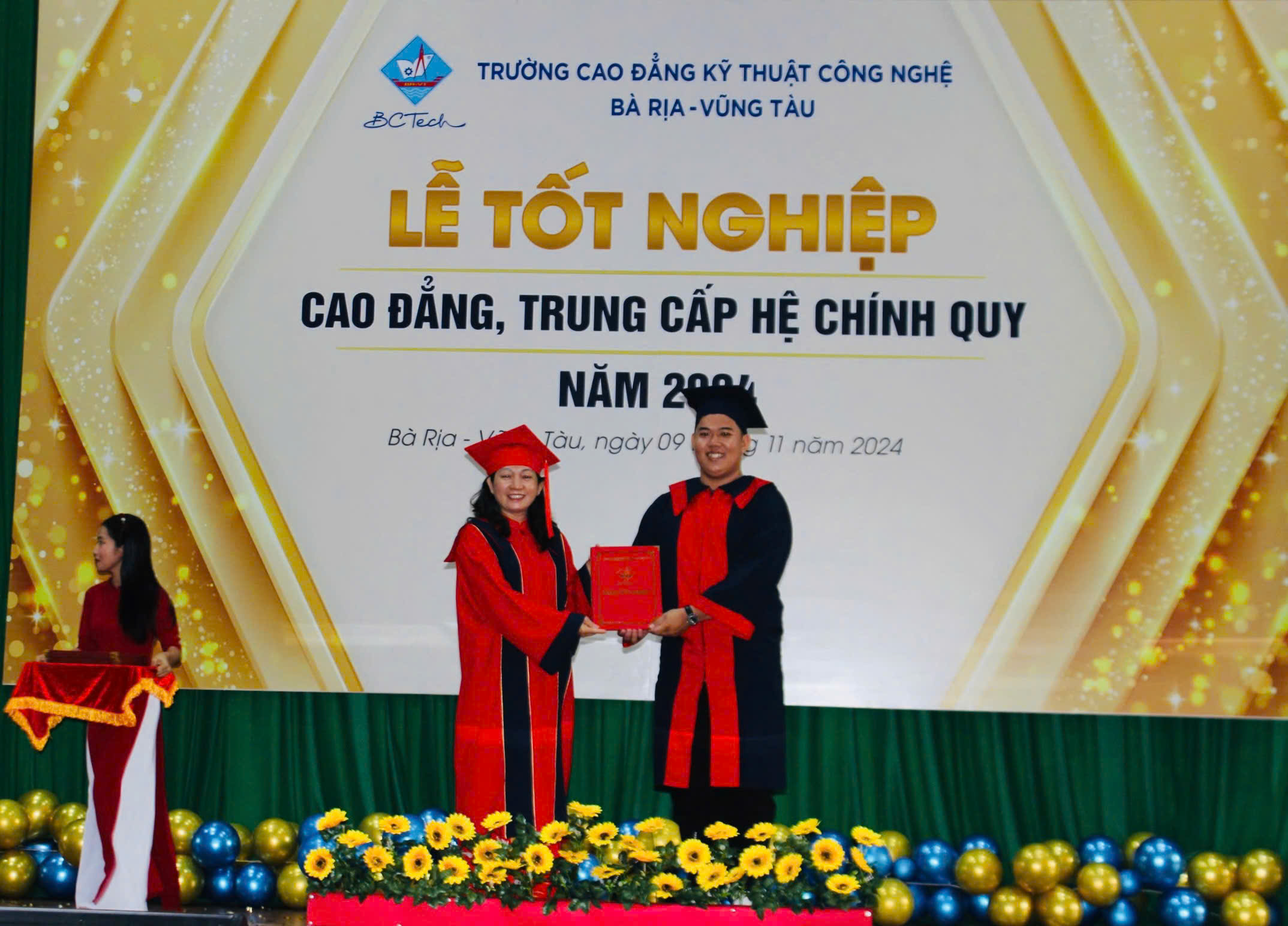 Bà Trương Huỳnh Như, Hiệu trưởng Trường CĐ Kỹ thuật Công nghệ Bà Rịa - Vũng Tàu trao bằng tốt nghiệp cho các em HS - SV.