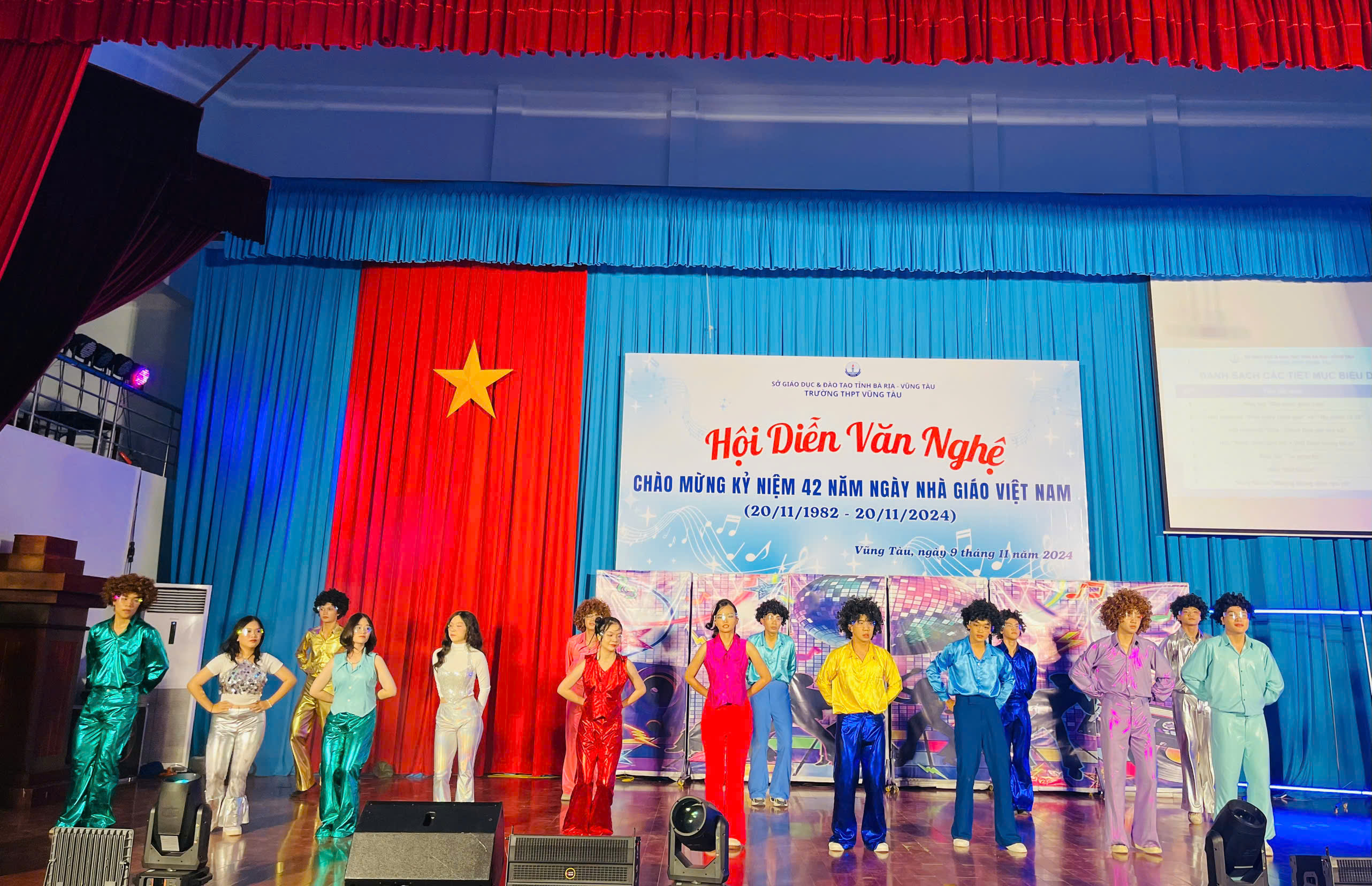 Tiết mục nhảy Disco Những tháng năm rực rỡ của lớp 12A4.