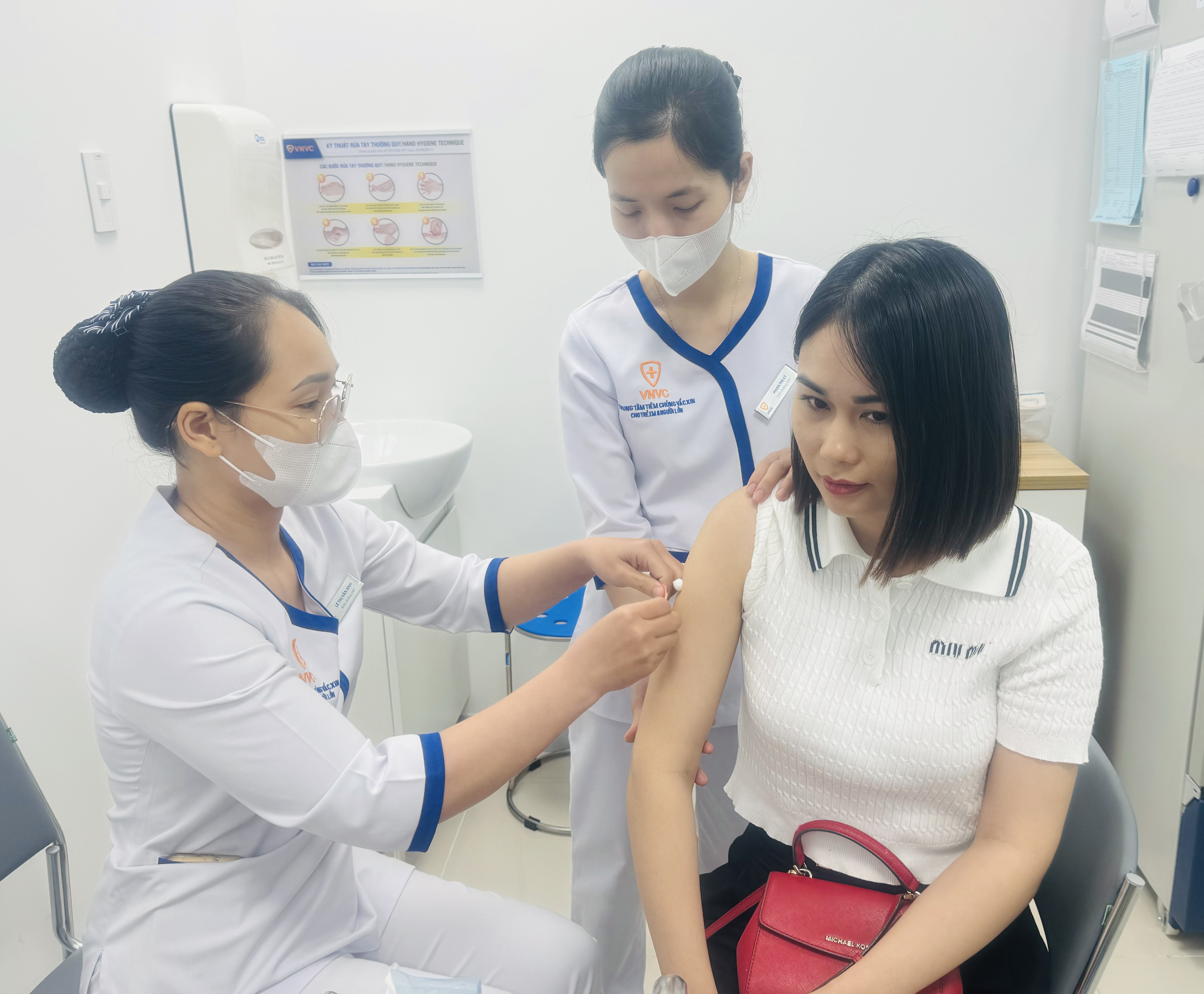 Vắc xin SXH đang được tiêm chủng dịch vụ tại Hệ thống Trung tâm tiêm chủng VNVC, với giá 1,39 triệu đồng/mũi.