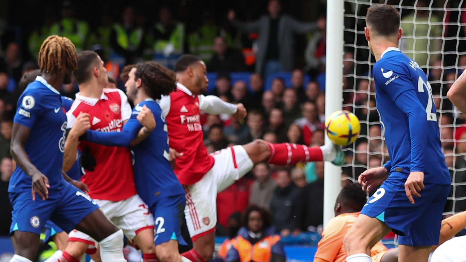 Hòa Chelsea 1-1, Arsenal đã kém Liverpool 9 điểm.