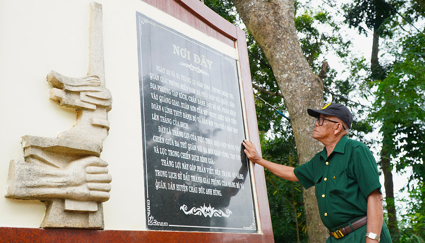 Ông Nguyễn Văn Hoàng, nguyên chiến sĩ trinh sát Tiểu đội phó Tiểu đội 2, Đại đội 445 thăm lại chiến trường xưa, nơi diễn ra trận đánh diệt gọn Tiểu đoàn 4 thủy quân đánh bộ của địch.