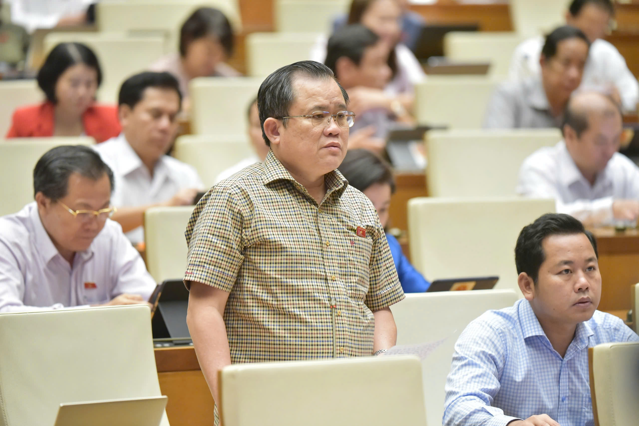 Đại biểu Nguyễn Tâm Hùng, Đoàn ĐBQH tỉnh Bà Rịa-Vũng Tàu chất vấn Bộ trưởng Bộ TT-TT. Ảnh: CHÂU VŨ