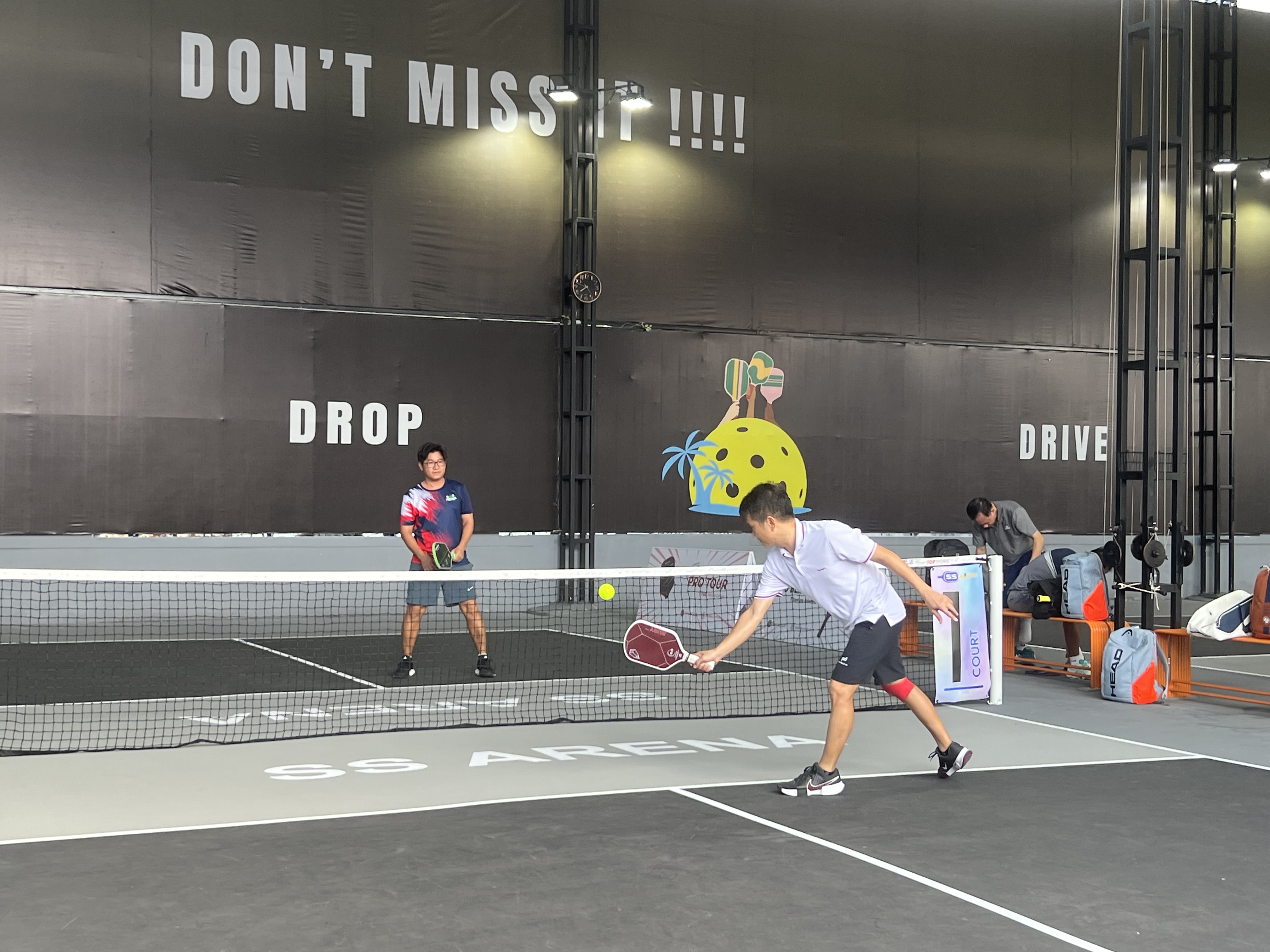Sự phát triển nhanh chóng của môn pickleball cũng kéo theo sự ra đời của nhiều sân tập. Trong ảnh: Người chơi pickleball tại sân SS Arena Vũng Tàu.