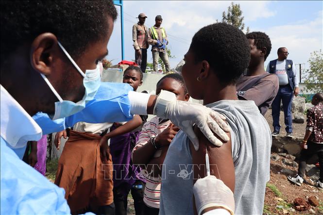 Tiêm vaccine phòng bệnh đậu mùa khỉ cho người dân tại tỉnh Bắc Kivu, CHDC Congo.