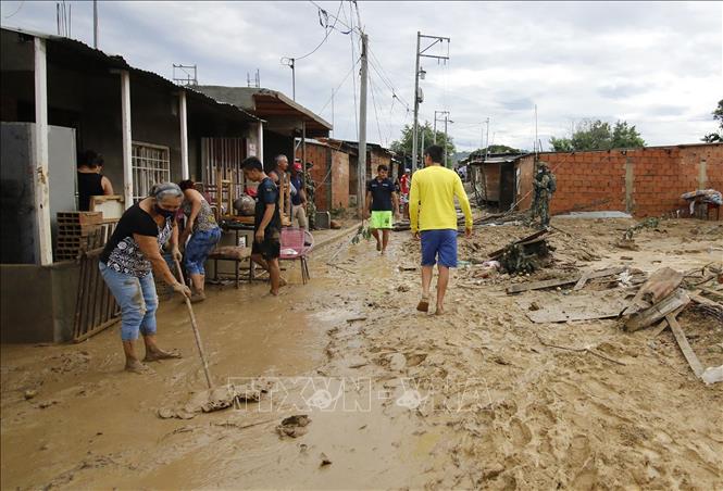 Người dân dọn bùn sau lũ tại Cucuta, Colombia.