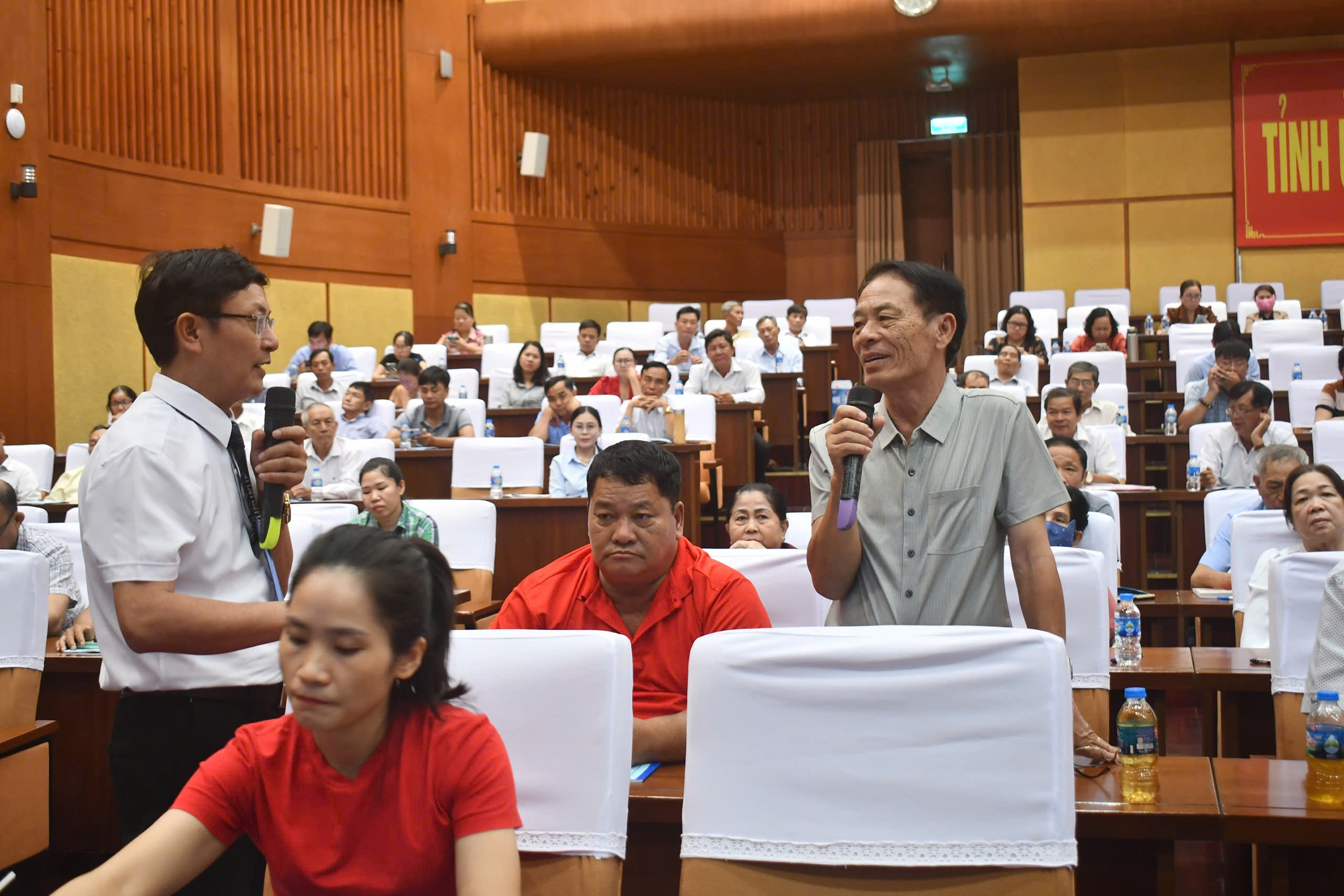 Ông Khuất Văn Quý, Phó Vụ trưởng Vụ Gia đình, Bộ VH-TT-DL trao đổi với học viên tại lớp tập huấn.