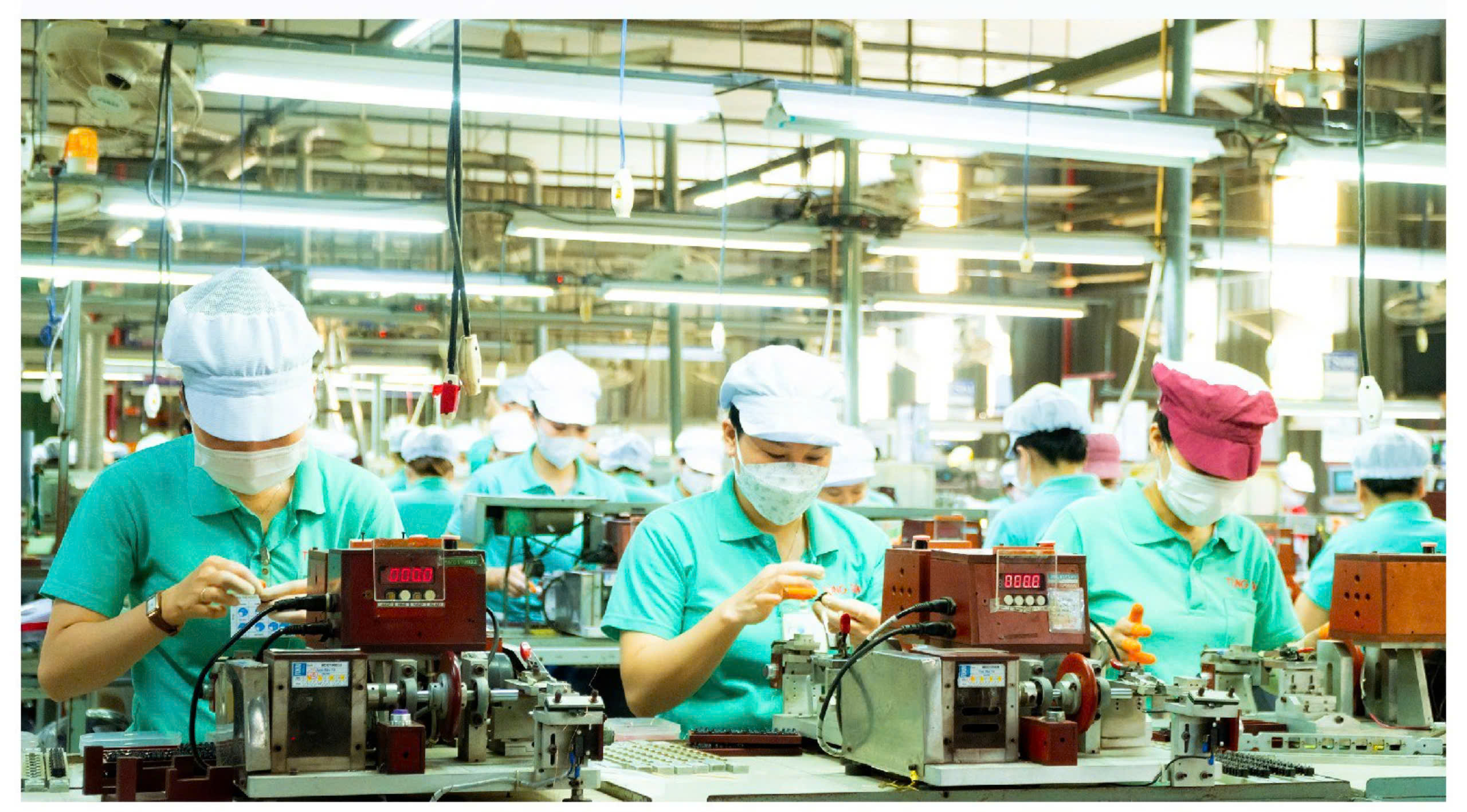 Công nhân Công ty TNHH Tùng Sơn (xã Xuân Sơn) lắp ráp linh kiện diện tử.