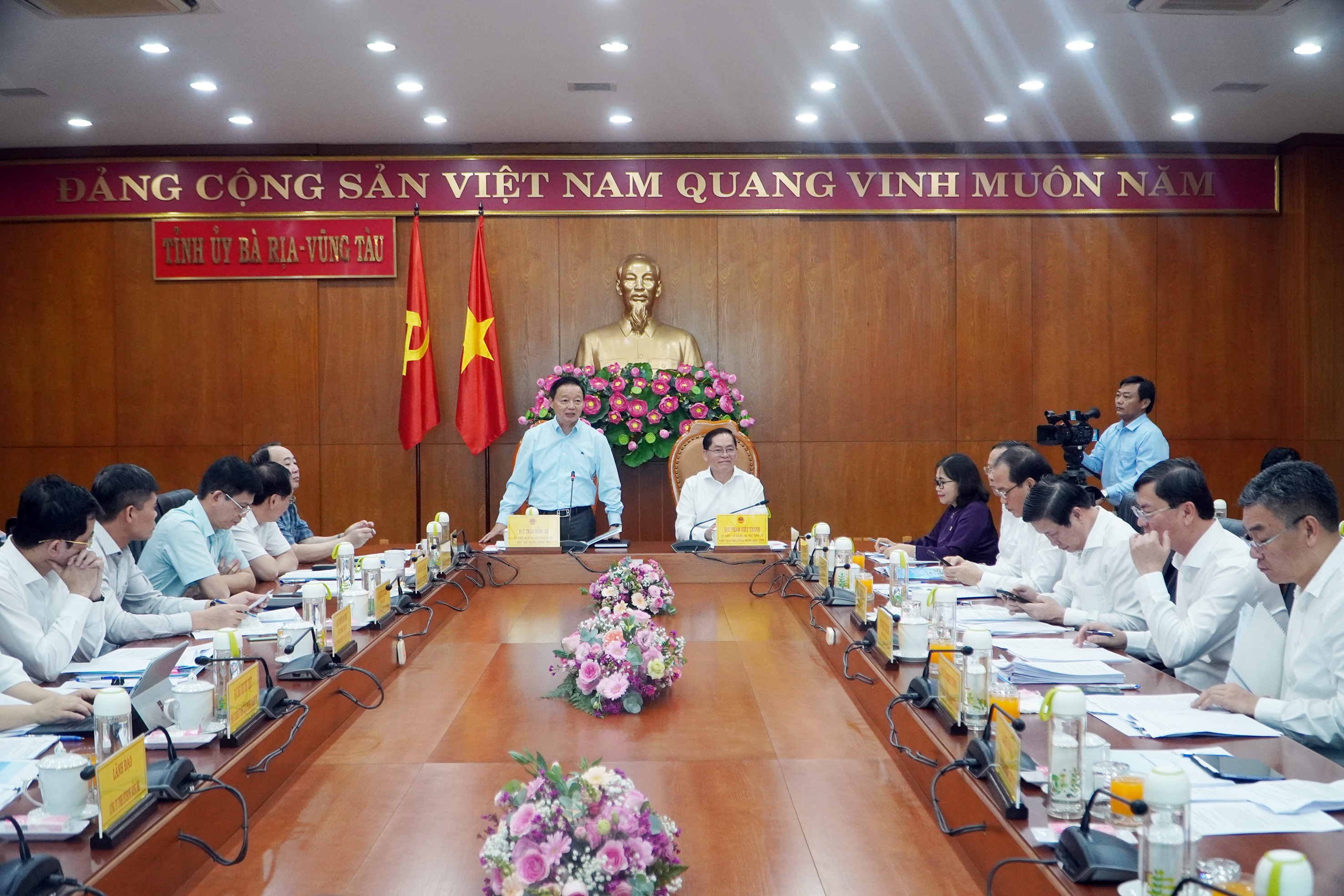 Quang cảnh buổi làm việc.