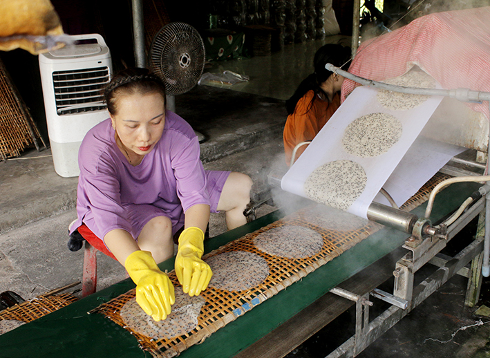 Sản xuất bánh đa mè tại hộ bà Trịnh Thị Bích Thuận. Sản phẩm đã được công nhận OCOP 3 sao.