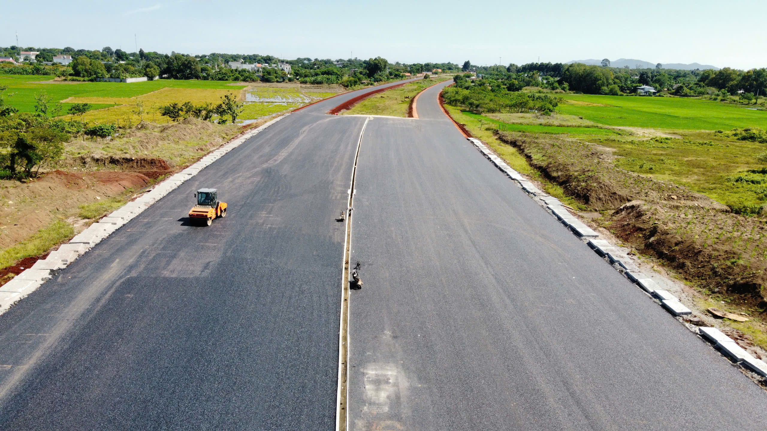 Đoạn đường gần 1km đã được thảm nhựa.