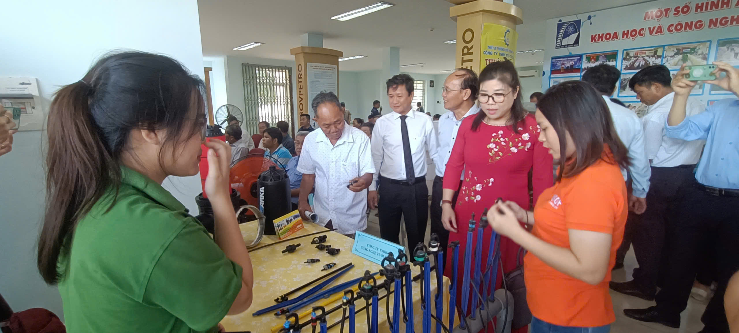 TS. Lương Lệ Hằng, Tỉnh ủy viên, Giám đốc Sở KH-CN (thứ hai từ bên phải sang) cùng các chuyên gia tham quan gian hàng của Công ty TNHH công nghệ tưới ASOP (huyện Châu Đức).