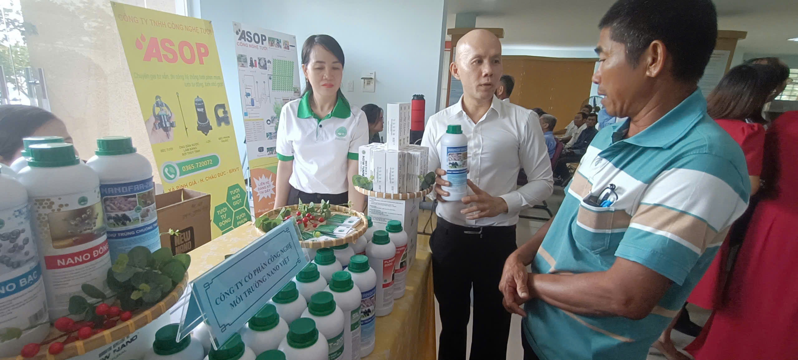 Nông dân tham gia triển lãm tìm hiểu thông tin về các chế phẩm sinh học của Công ty CP công nghệ môi trường Nano Việt (TP.Vũng Tàu).