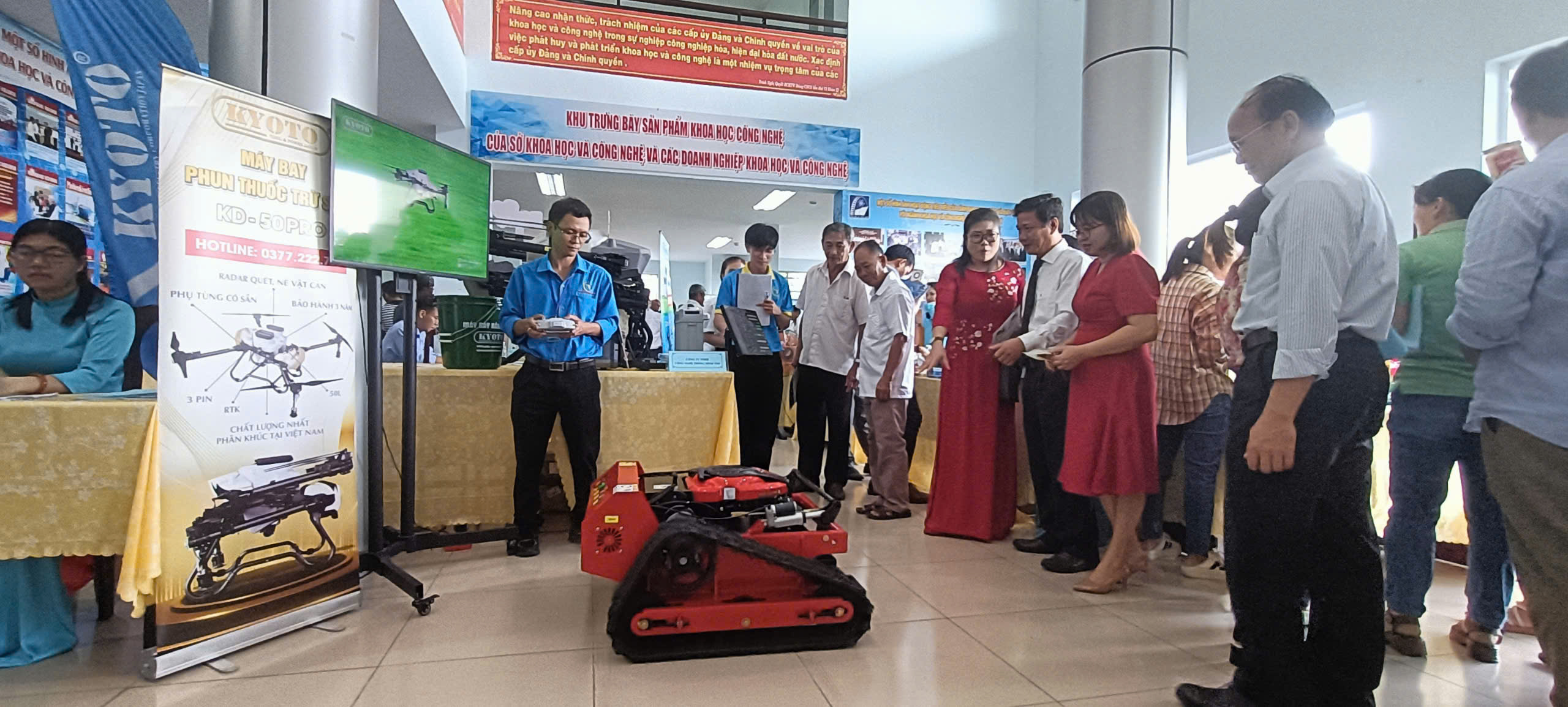 Đại biểu tham quan mô hình máy cắt cỏ tự động của Công tyTNHH đầu tư thiết bị nông nghiệp Sài Gòn (TP.HCM).