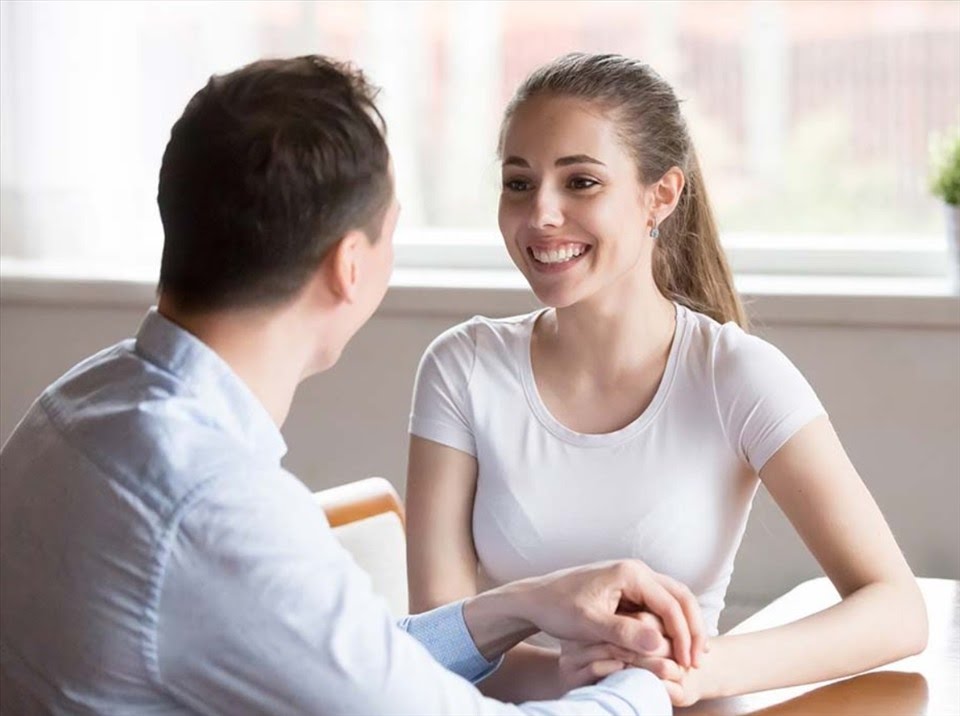 Người vợ mắc bệnh nói quá nhiều khiến người chồng luôn mệt mỏi và căng thẳng. (Ảnh minh hoạ)
