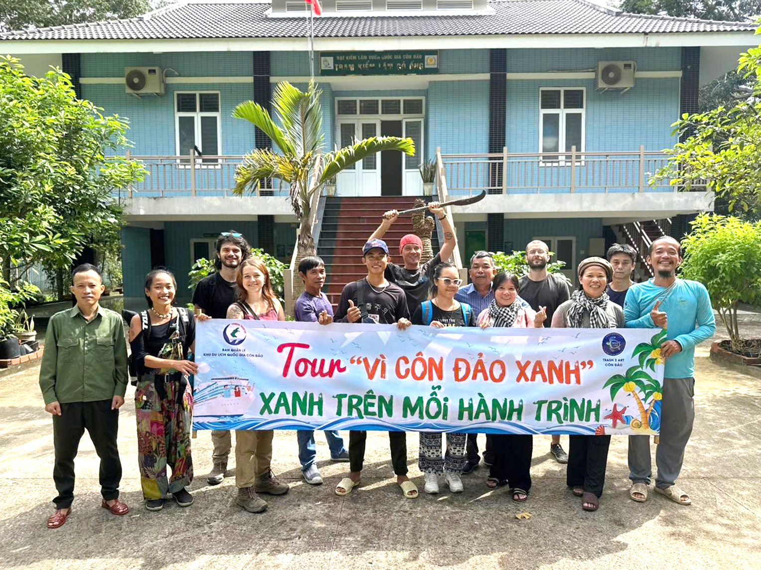 Du khách và người dân trước giờ xuất phát tour Vì Côn Đảo xanh.