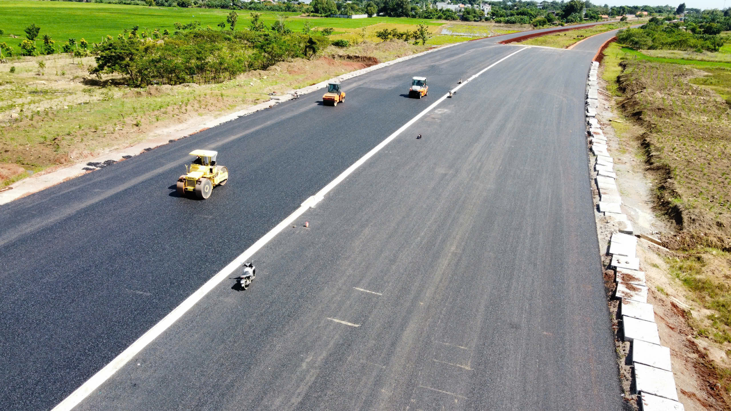Ngày 13/11, dự án cao tốc Biên Hòa-Vũng Tàu đoạn qua TP.Bà Rịa thảm lớp bê tông nhựa đầu tiên. Trước khi thảm chính thức, nhà thầu đã triển khai việc thảm thử vào 2 tuần trước. Sau thời gian kiểm tra, đánh giá, xác định chất lượng bê tông nhựa, biện pháp thi công đã đảm bảo.