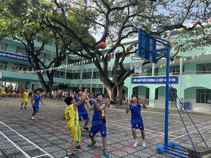 Phong trào tập luyện TDTT ngày càng lan tỏa mạnh mẽ trong trường học. Trong ảnh: Các VĐV nhí thi đấu tại Giải bóng rổ khối tiểu học do Phòng GD-ĐT TP.Vũng Tàu tổ chức.