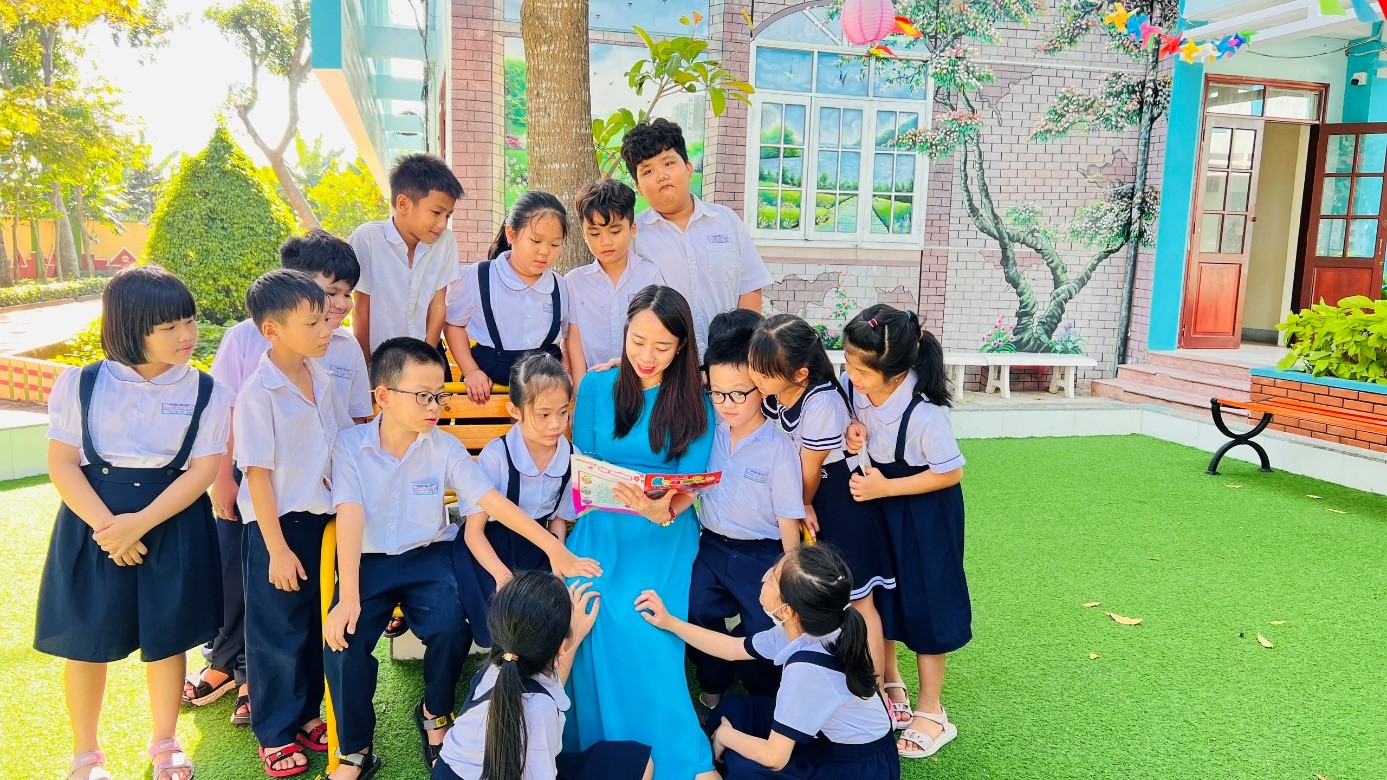 Cô Lê Ngọc Yến cùng học sinh của trường.
