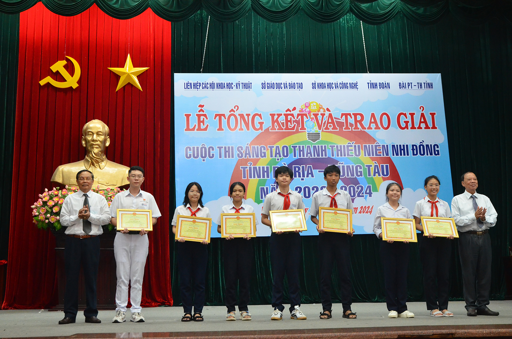 Ban Tổ chức trao giải Nhất cho các tác giả, nhóm tác giả  có tác phẩm xuất sắc.