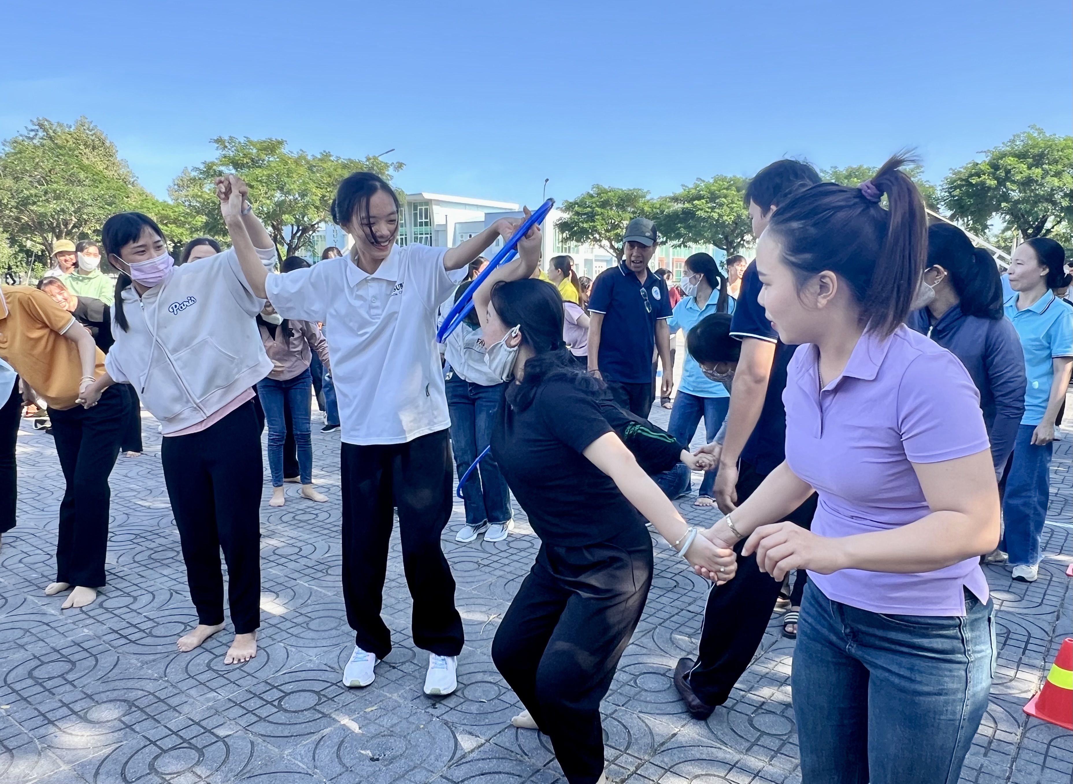 Các VĐV thi đấu môn vòng tròn kỳ diệu.