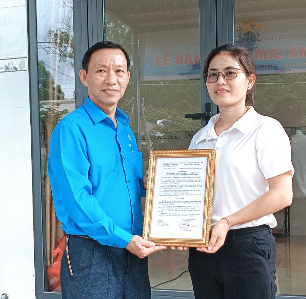 Ông Nguyễn Châu Trinh, Phó Chủ tịch LĐLĐ tỉnh trao quyết định bàn giao 