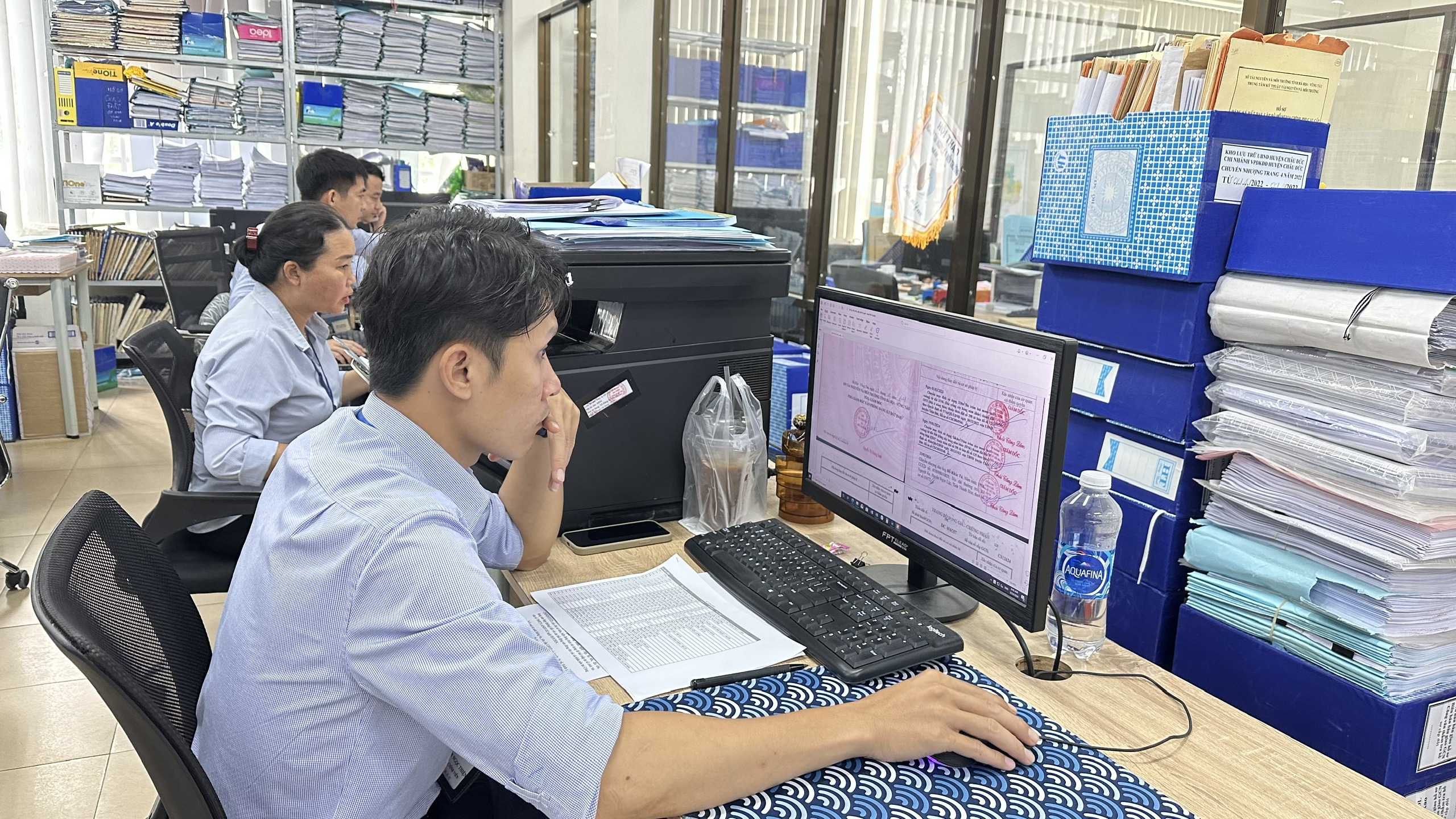 UBND tỉnh yêu cầu các cơ quan chức năng cần tiếp tục cập nhật, quản lý cơ sở dữ liệu đất đai.  Trong ảnh: Nhân viên Chi nhánh Văn phòng đăng ký đất đai huyện Châu Đức cập nhật hiện trạng đất cho người dân.