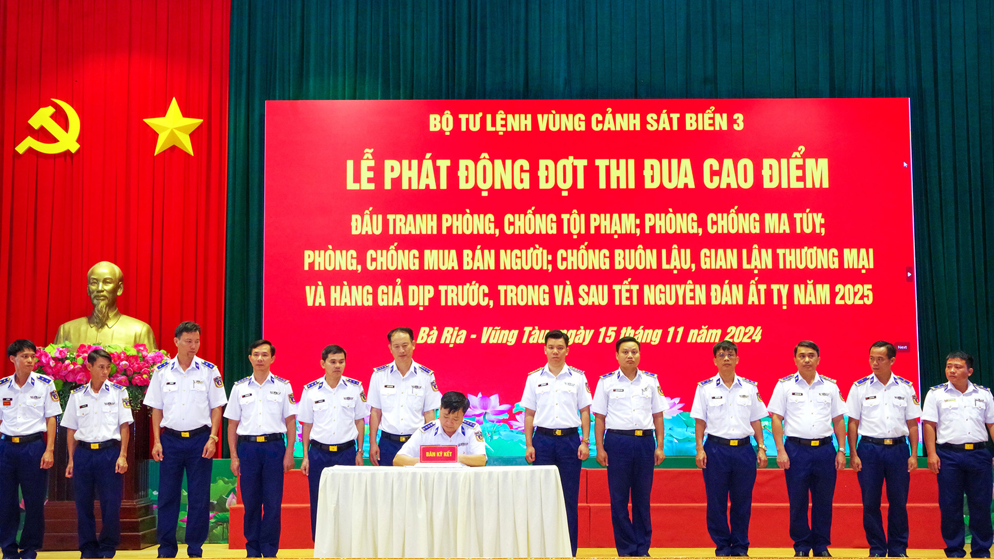 Đại tá Nguyễn Đức Hiếu, Phó Tư lệnh Pháp luật, Bộ Tư lệnh Vùng Cảnh sát biển 3 ký xác nhận giao ước thi đua giữa các đơn vị.