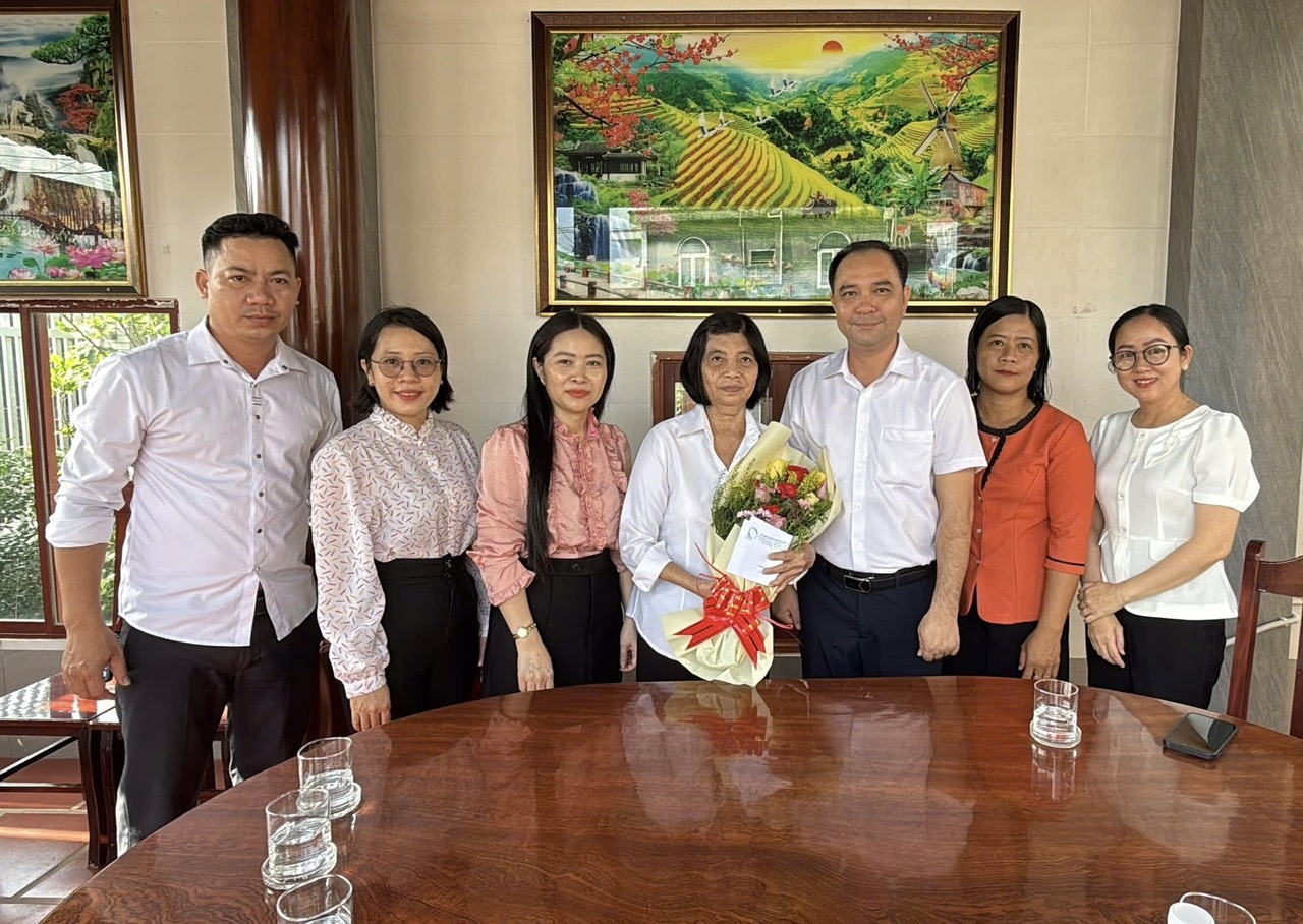 Đoàn công tác của huyện thăm, tặng quà cô Nguyễn Thị Hằng (TT.Long Điền, huyện Long Điền).