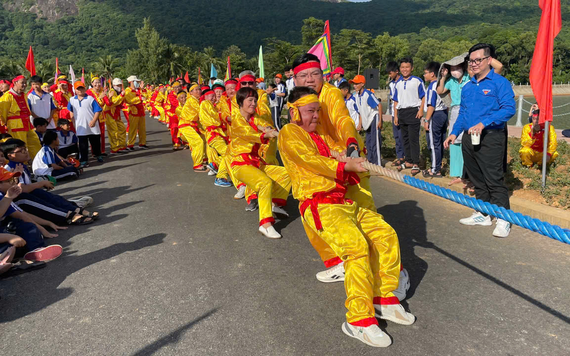 Hội thi kéo co với sự tham gia của 239 người dân địa phương và du khách.