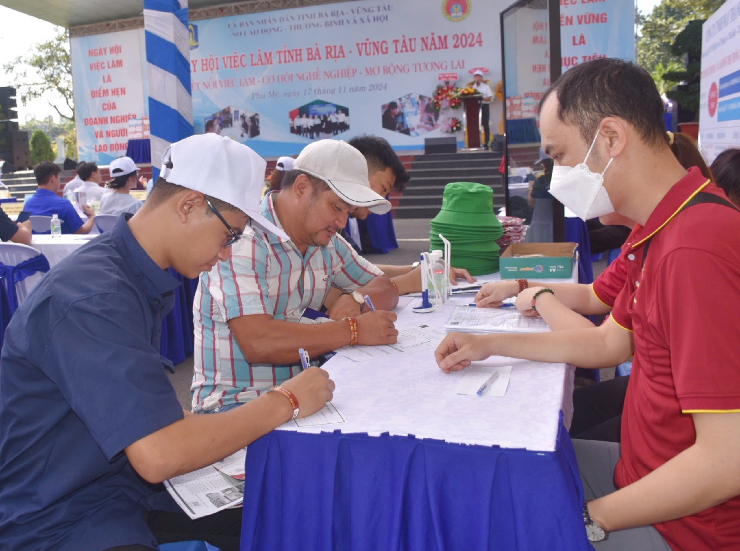 NLĐ đăng ký thông tin ứng tuyển tại gian hàng của DN.