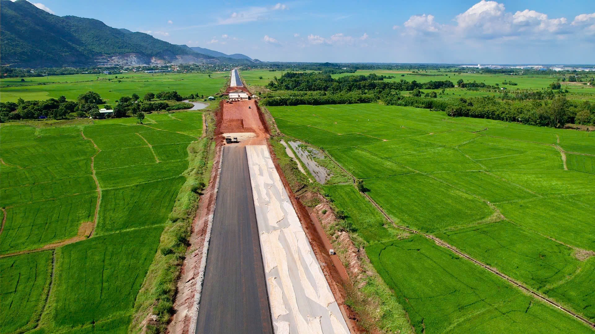 Các dự án như giao thông như cao tốc Biên Hòa-Vũng Tàu, cầu Phước An và sân bay Long Thành sẽ là cơ hội tốt để CM-TV tiếp tục trở thành điểm đến hấp dẫn của các hãng tàu. Trong ảnh: Đường cao tốc Biên Hoà-Vũng Tàu đã dần thành hình.