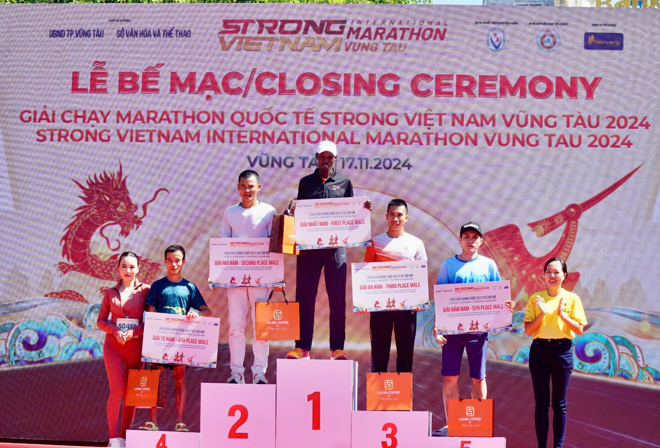 BTC Trao giải cho các VĐV đạt giải ở nội dung 42km nam.