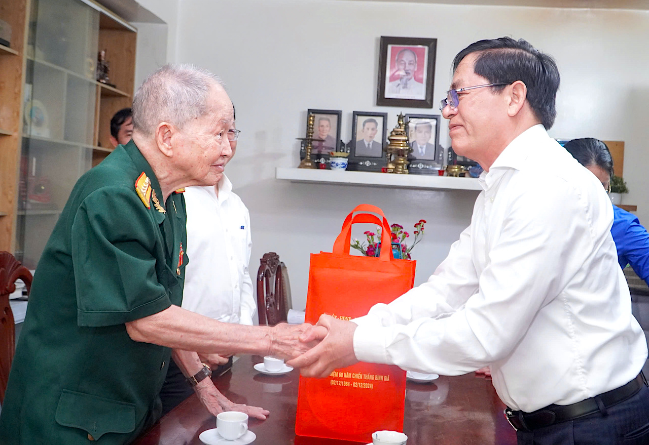 Ông Phạm Viết Thanh, Ủy viên Trung ương Đảng, Bí thư Tỉnh ủy, Chủ tịch HĐND tỉnh thăm hỏi, tặng quà AHLLVT Nguyễn Văn Tàu.