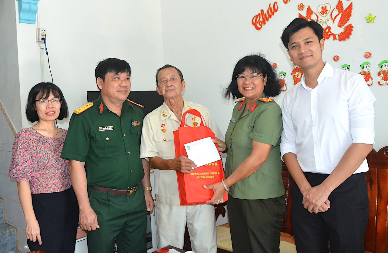 Đại tá Trần Thị Kim Phụng, Phó Giám đốc Công an tỉnh tặng quà tri ân ông Bùi Thanh Huy (KP.Hải Phong 1, TT.Long Hải, huyện Long Điền)