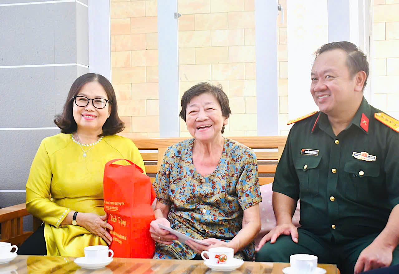 BàBà Nguyễn Thị Yến, Phó Bí thư Thường trực Tỉnh ủy, Trưởng Đoàn ĐBQH tỉnh thăm, tặng quà gia đình cố Đại tá Nguyễn Văn Bảo (phường Phước Hưng, TP. Bà Rịa). Ảnh: HUYỀN TRANG.